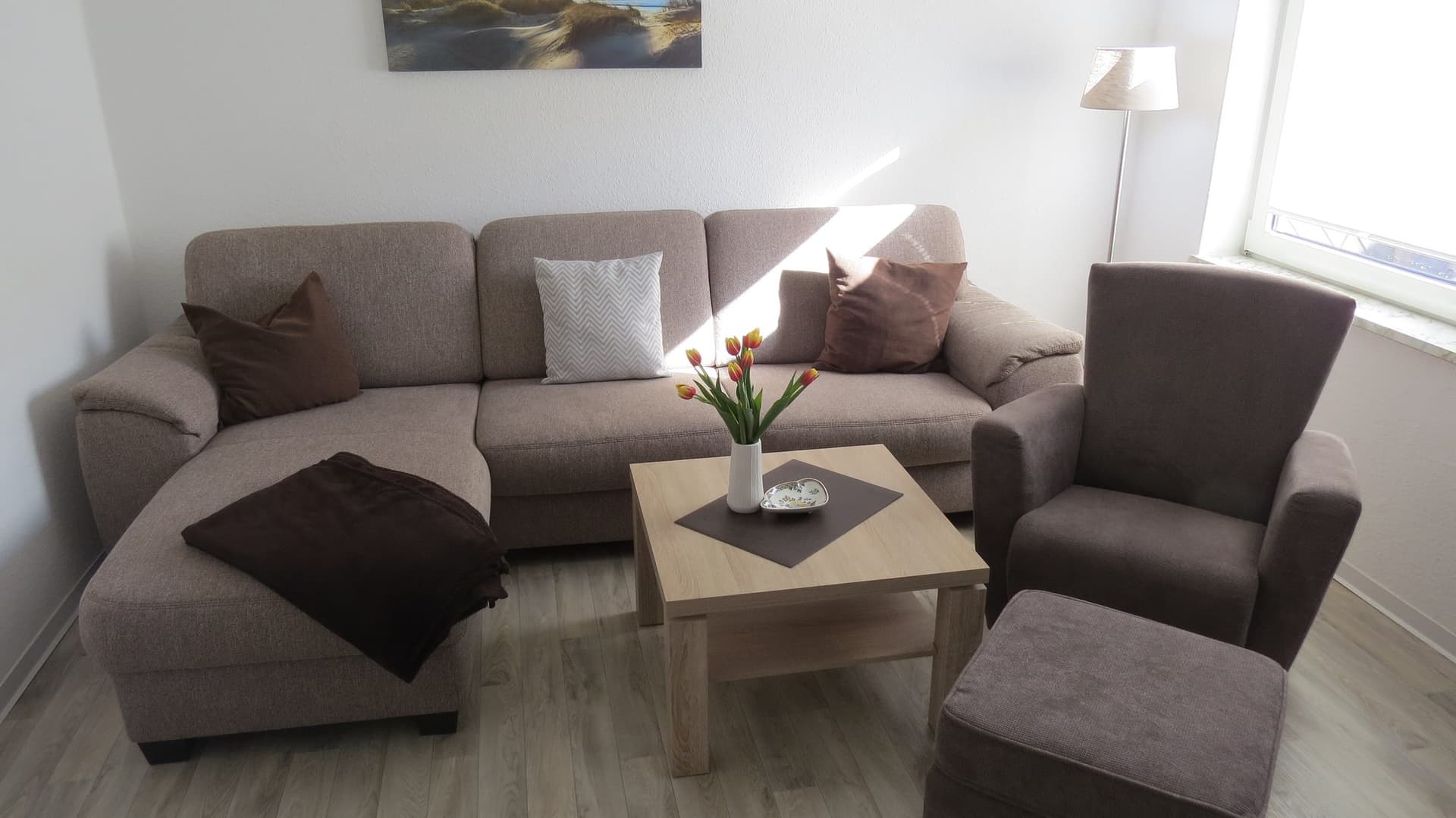 Sitzecke mit Sofa, Hocker und Couchtisch
