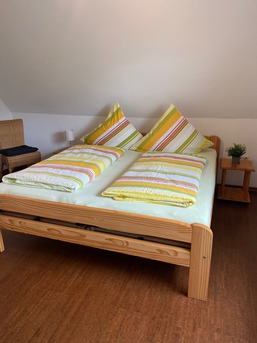 Schlafzimmer mit Doppelbett 180x200